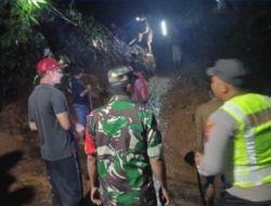 Tanah Longsor Tutup Akses Jalan di Desa Pamutuh, Warga dan Aparat Lakukan Pembersihan