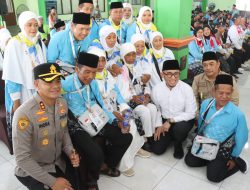 Kapolres Boyolali Dampingi Kunker Wamen Haji Dahnil Anzar Simanjuntak, Sapa Calhaj Kloter 34 di Donohudan