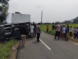 Diduga Gangguan Ban Depan, Mobil Boks Terguling di Jalan Klairan Kesesi