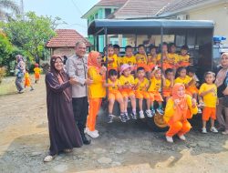 Disambut Hangat Polisi, Anak-anak PAUD Ceria Antusias Kunjungi Polsek Doro